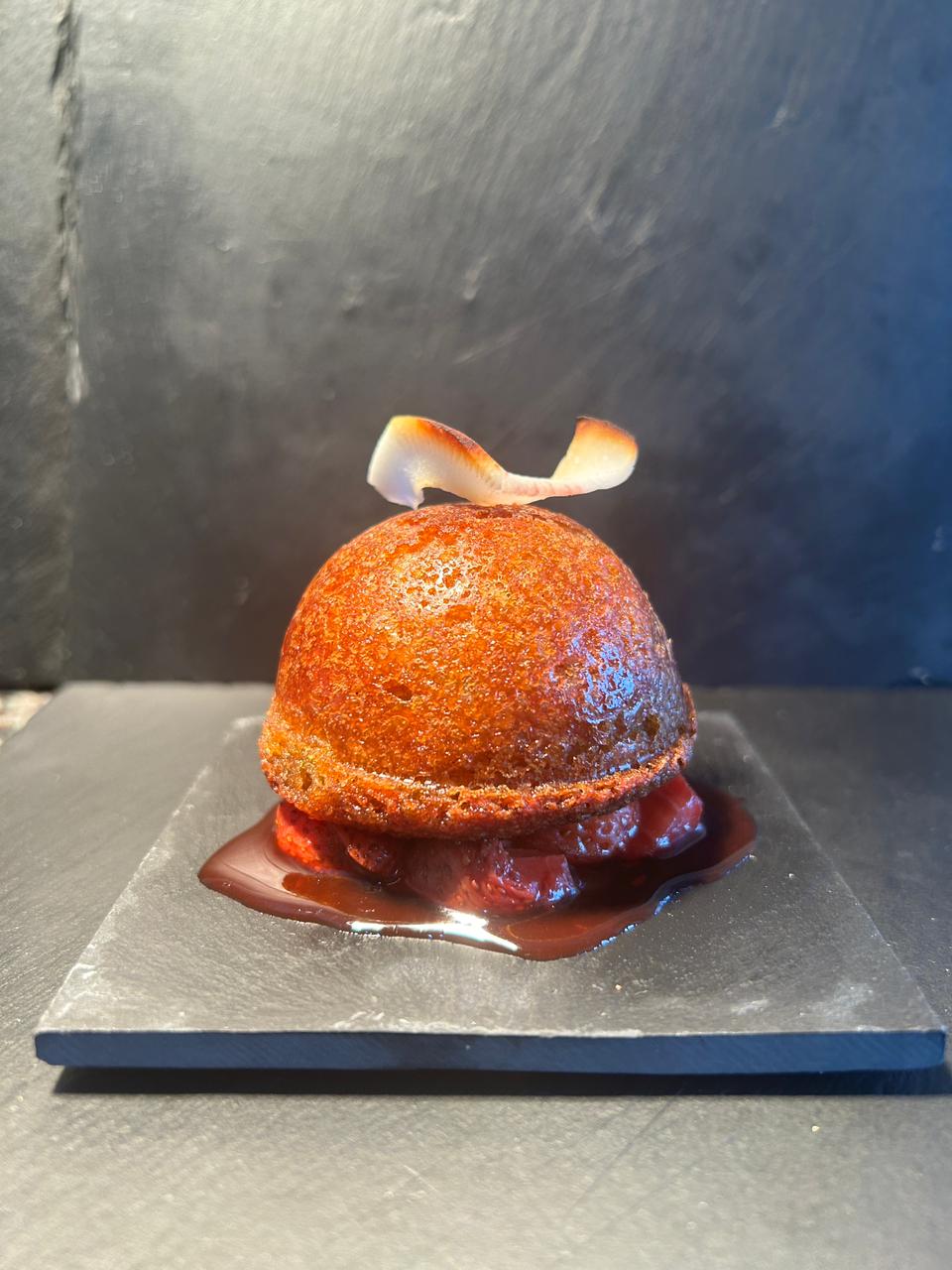 Plat gastronomique servi avec élégance